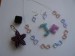 písmenka, hvězdice, kostka a mašličkový náhrdelník s naušničkami